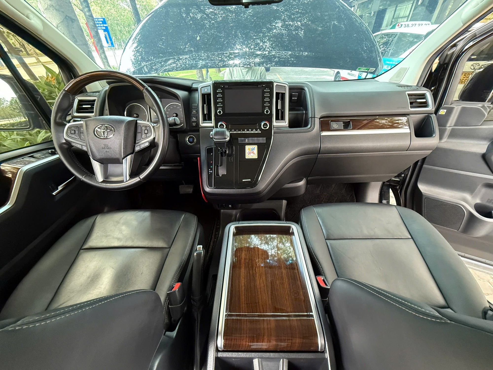 Ghế da hàng thương gia trên Toyota Granvia