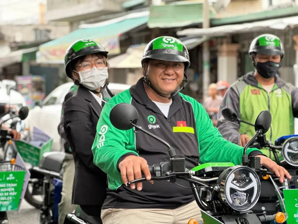 Xe máy điện đổi pin tại trạm tự động