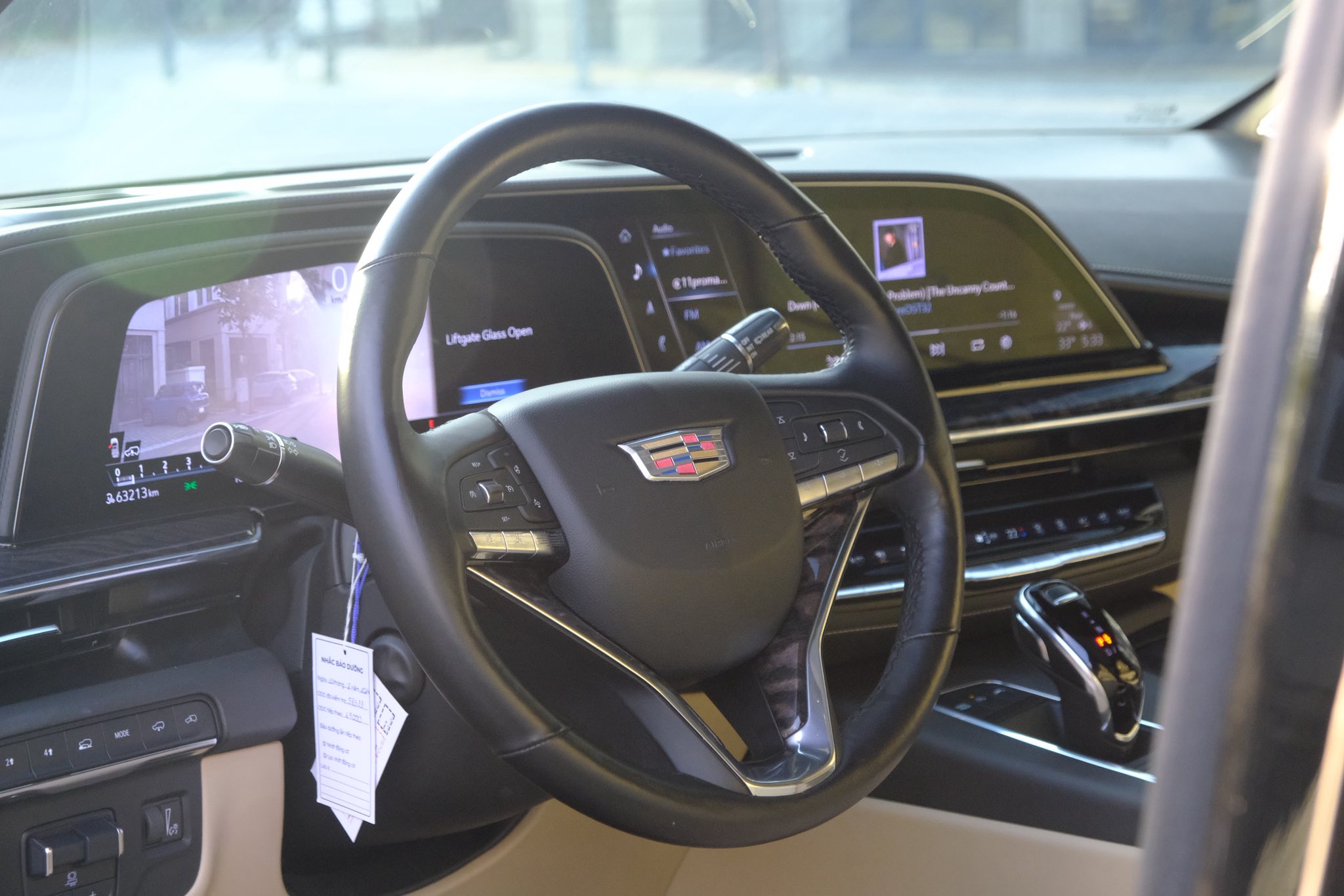 Nội thất da phối gỗ và kim loại trên Cadillac Escalade