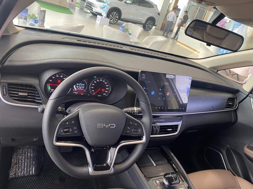 Màn hình cảm ứng lớn trên BYD M6