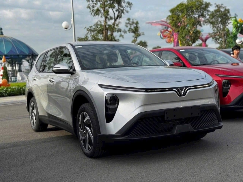 VinFast Limo Green vs BYD M6 ngoại thất