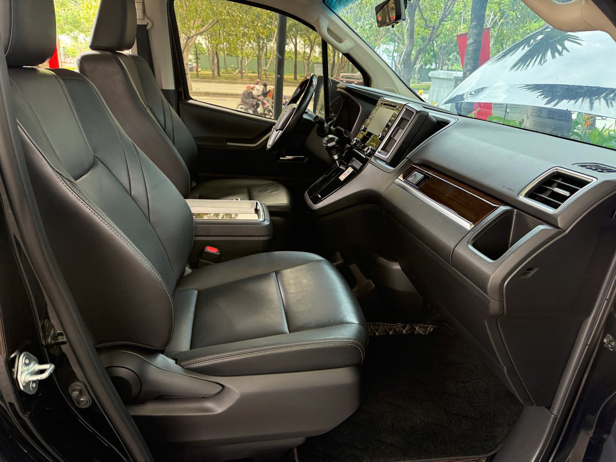 Cửa trượt điện trên Toyota Granvia