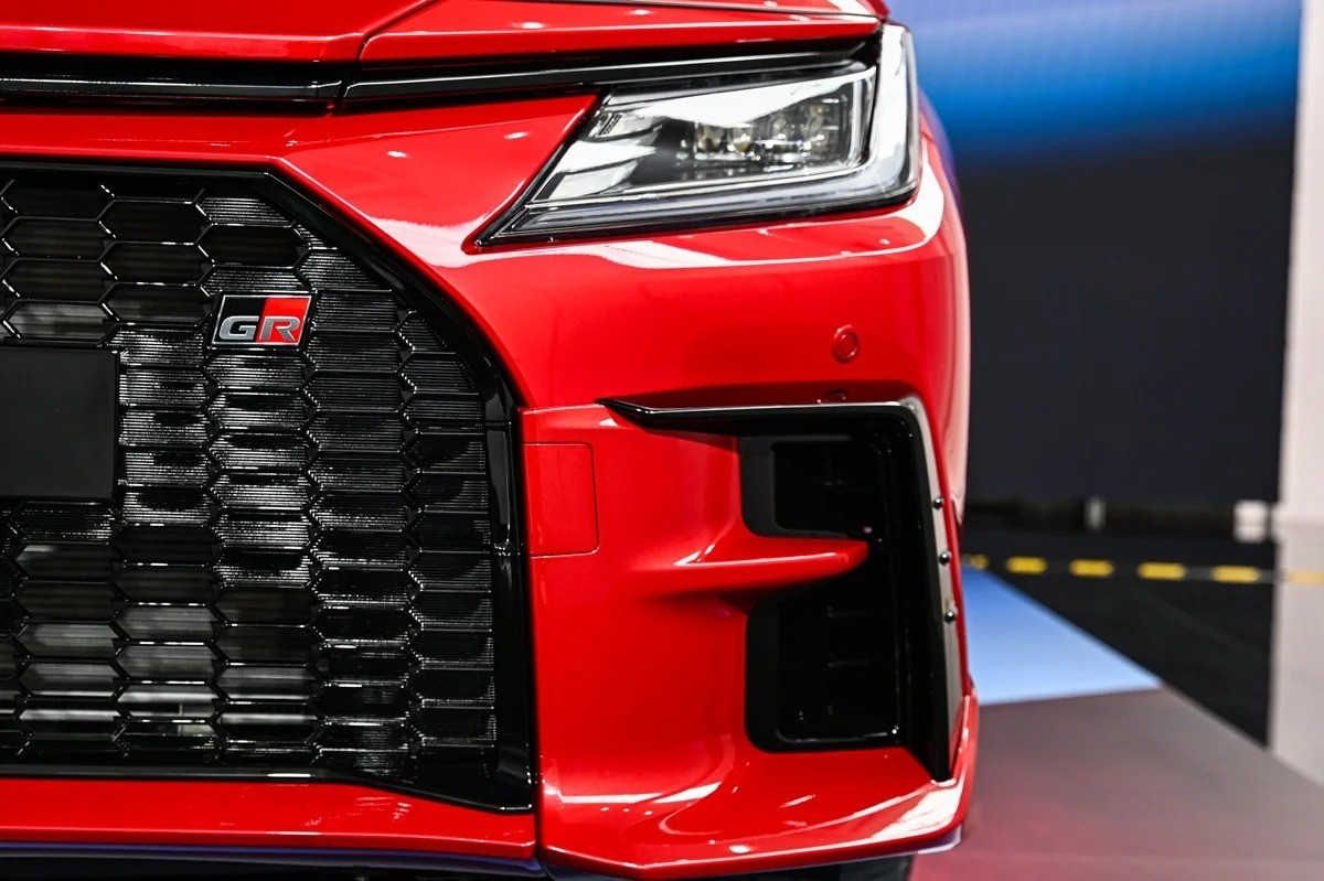 Lưới tản nhiệt và bodykit GR Sport nổi bật