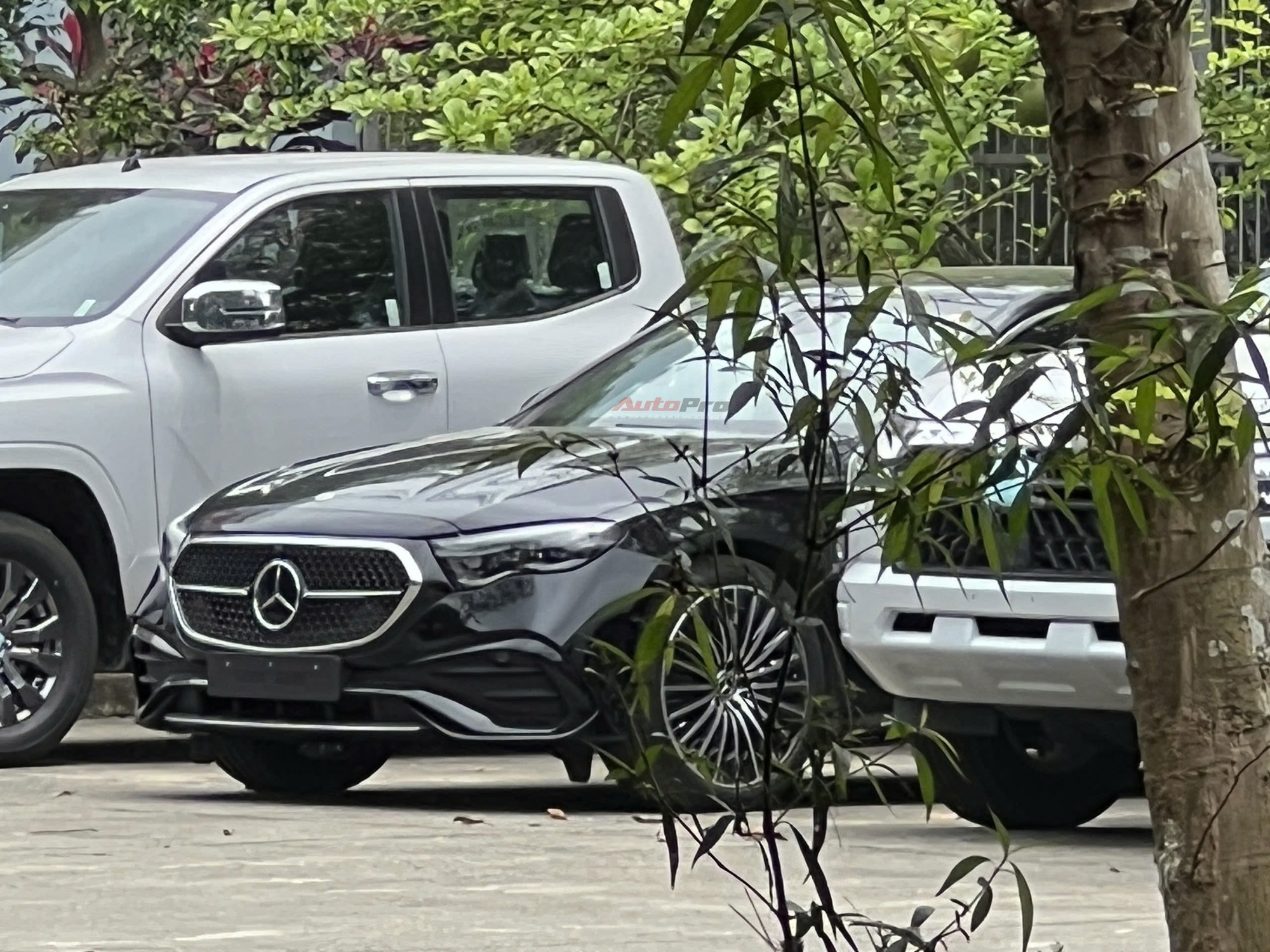 Hình ảnh xe E-Class thế hệ mới bị bắt gặp tại trung tâm kiểm định khí thải