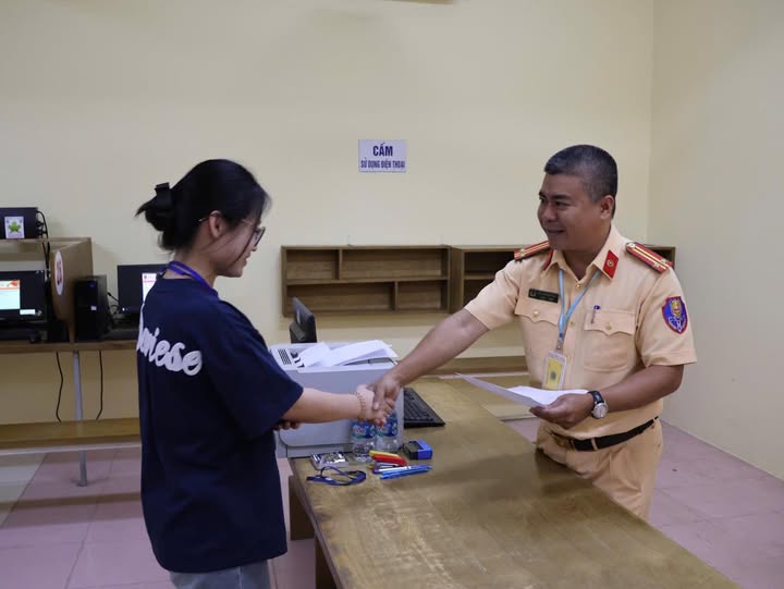 Chỉ cần sát hạch đỗ và thực hiện cấp đổi Giấy phép lái xe thành công trên hệ thống là đủ điều kiện lái xe.