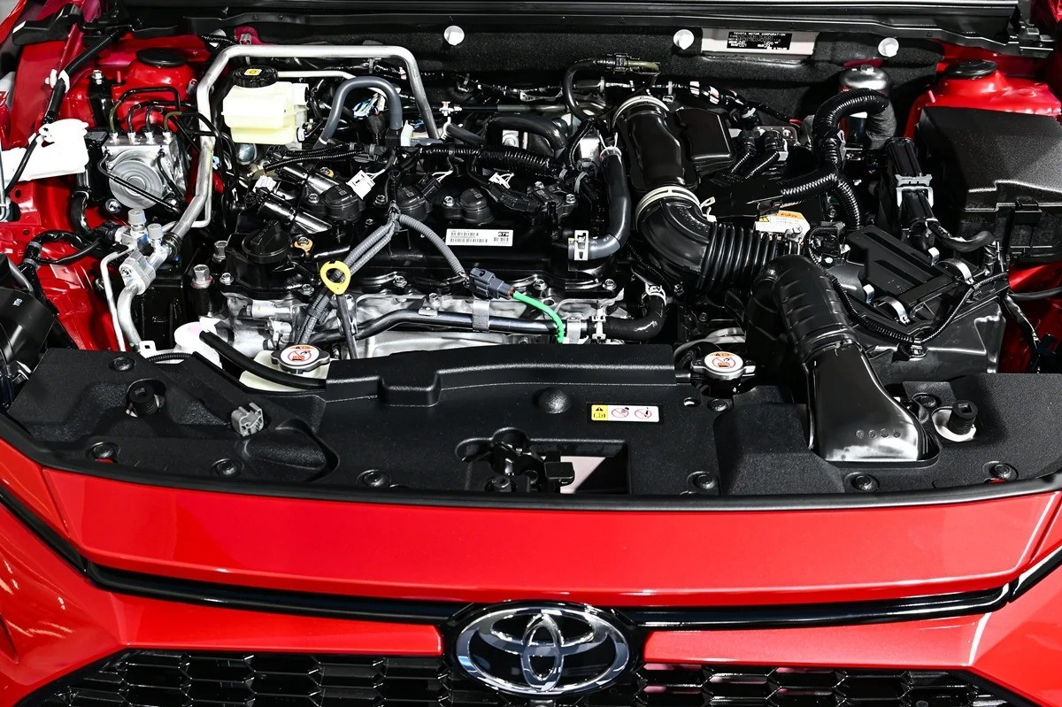 Động cơ xăng DOHC 1.5L kết hợp mô-tơ điện công suất tổng 111 mã lực.