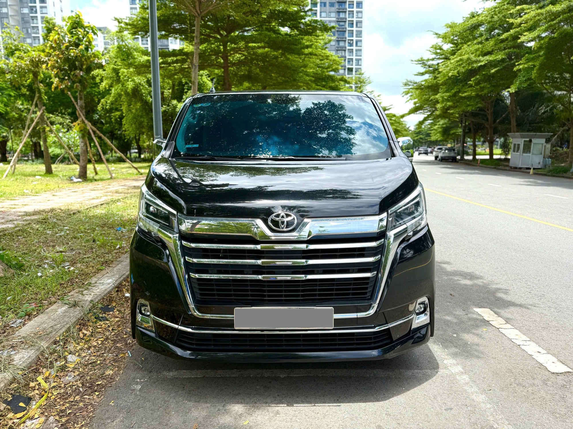 Thiết kế cụm đèn trước của Toyota Granvia