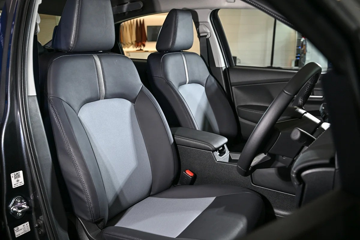 Sạc không dây, phanh tay điện tử, điều hòa tự động trên Vios Hybrid