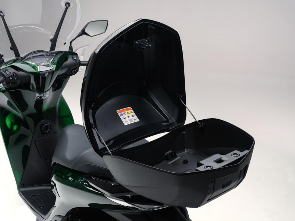 Nút bấm mở thùng đồ trên xe Honda SH Vetro