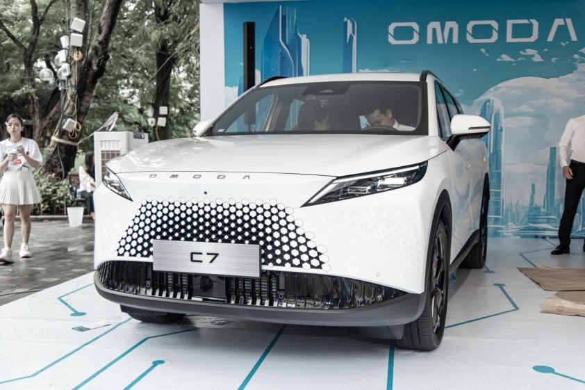 Đèn hậu hình tia sét trên Omoda C7