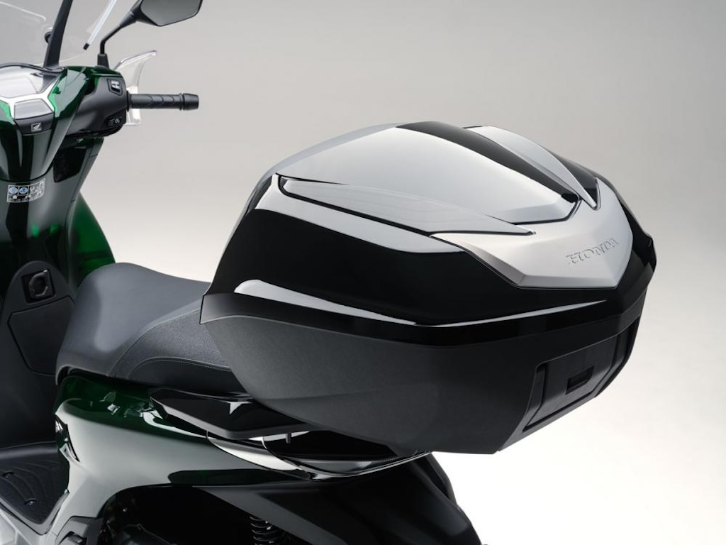 Cốp phụ có dung tích 27 lít kết nối khóa xe