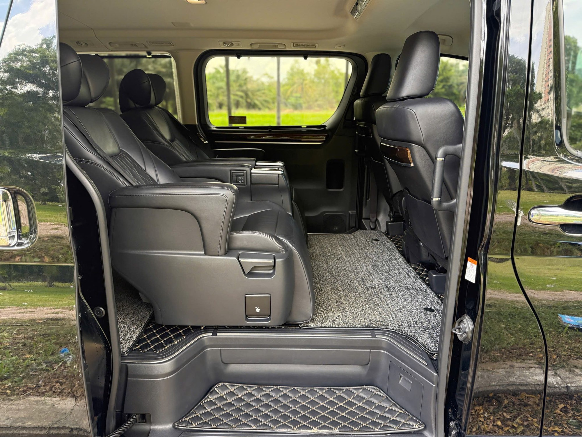 Không gian rộng rãi bên trong Toyota Granvia