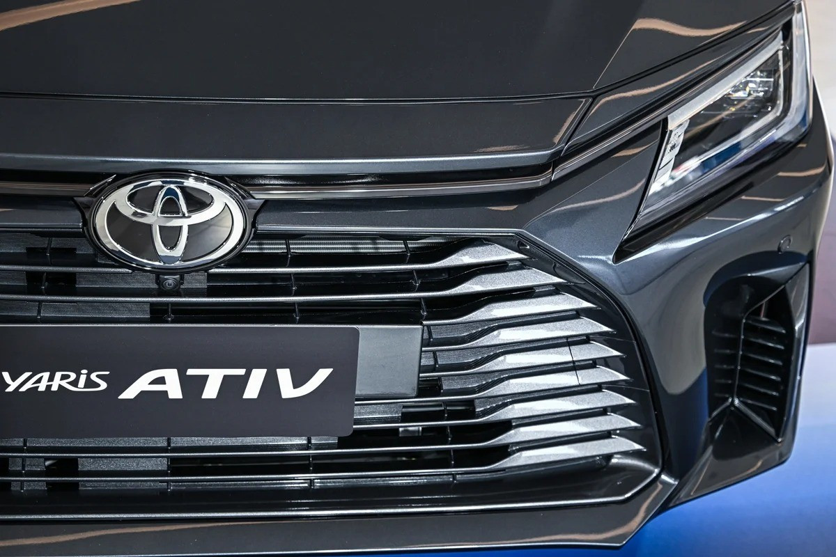 Đèn LED, lưới tản nhiệt crôm tối màu trên Vios Premium