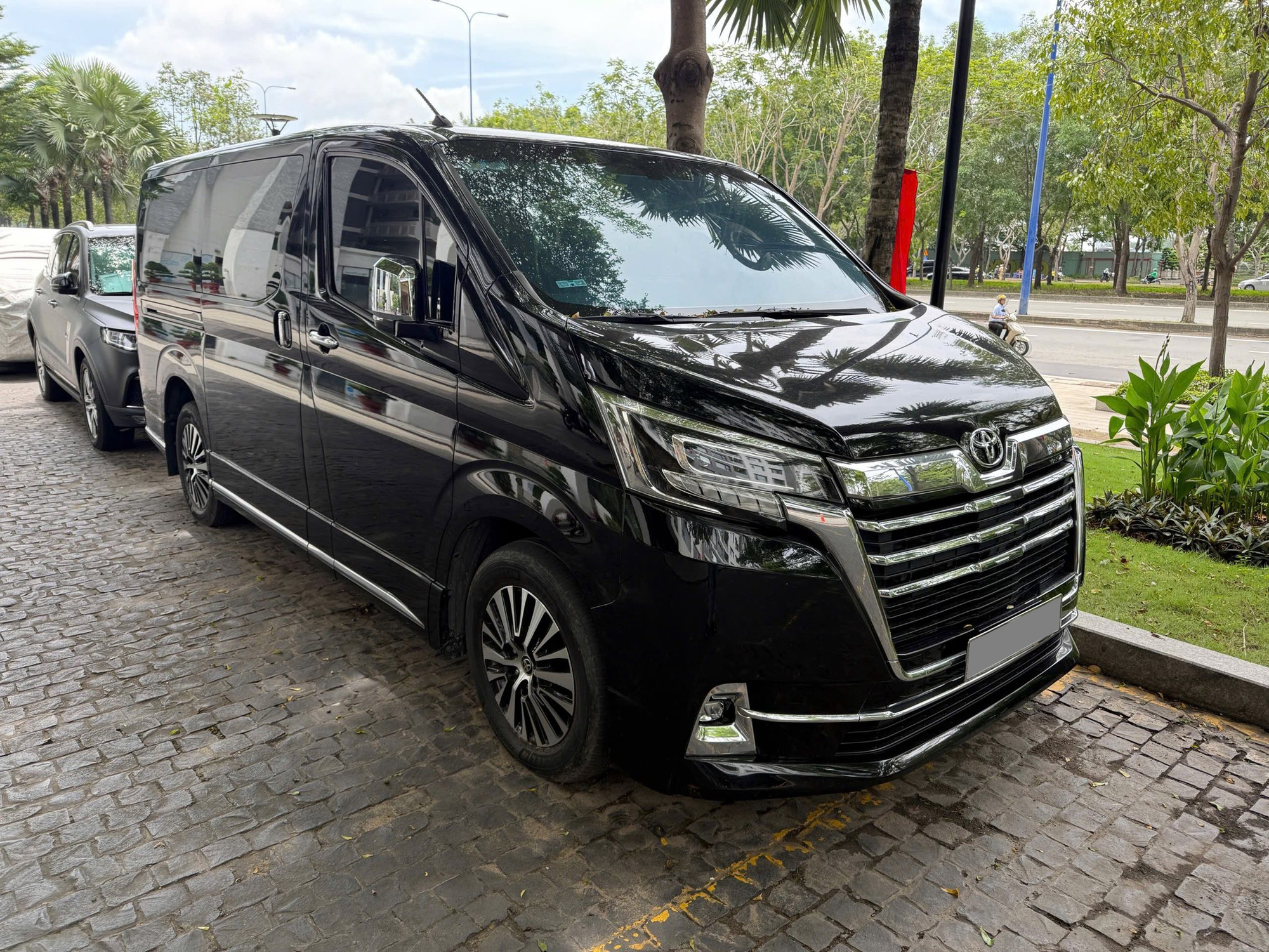 Ngoại thất xe Toyota Granvia màu đen