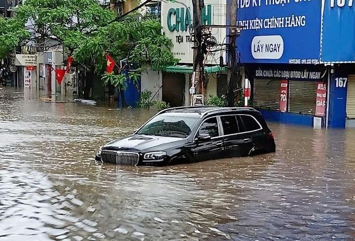 Xe chết máy giữa ngập nước