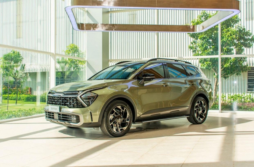 So sánh giá bán và xuất xứ Lynk & Co 01 Hyper và Kia Sportage