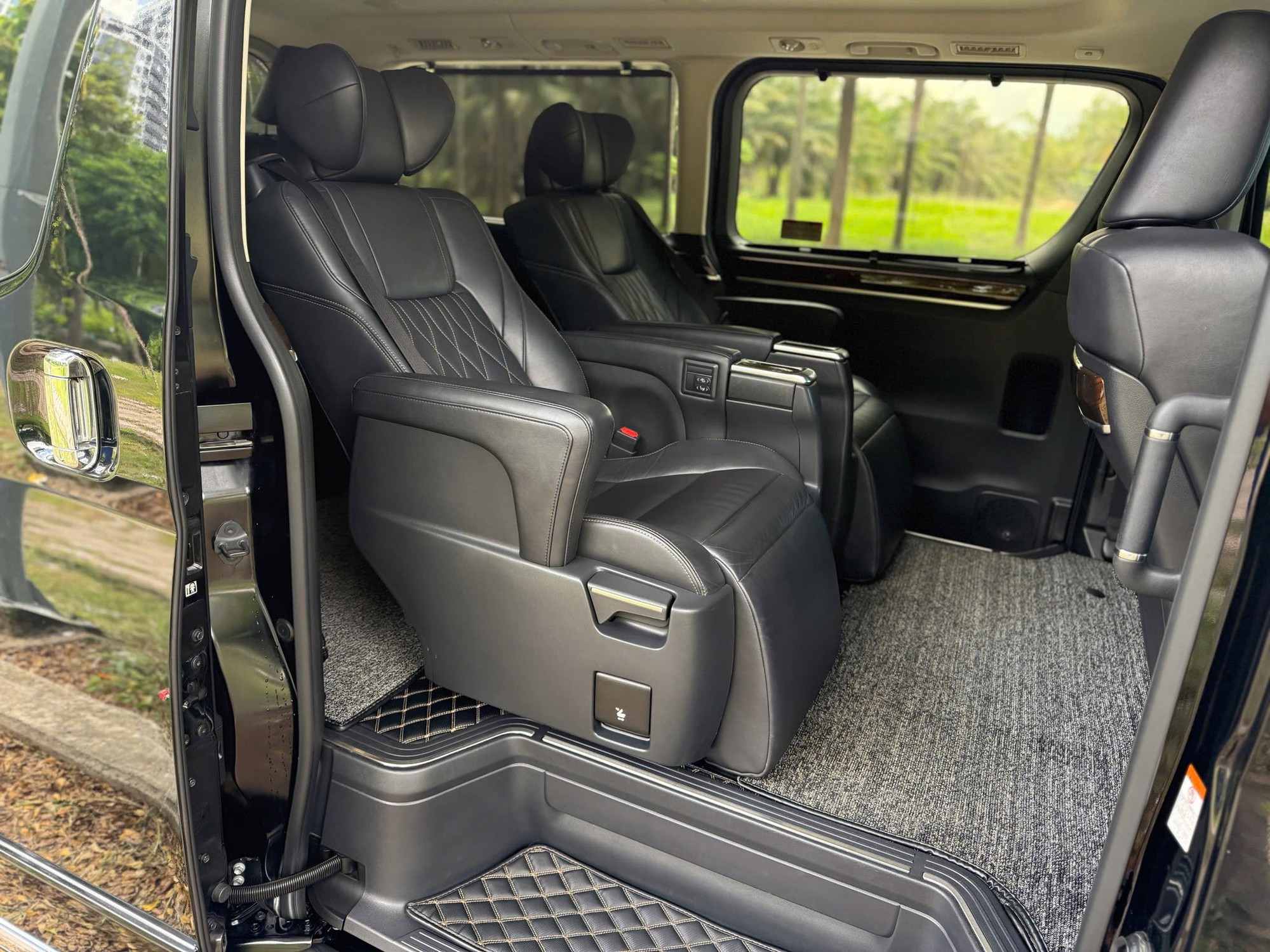 Khu vực bảng điều khiển điều hòa phía sau trên Toyota Granvia