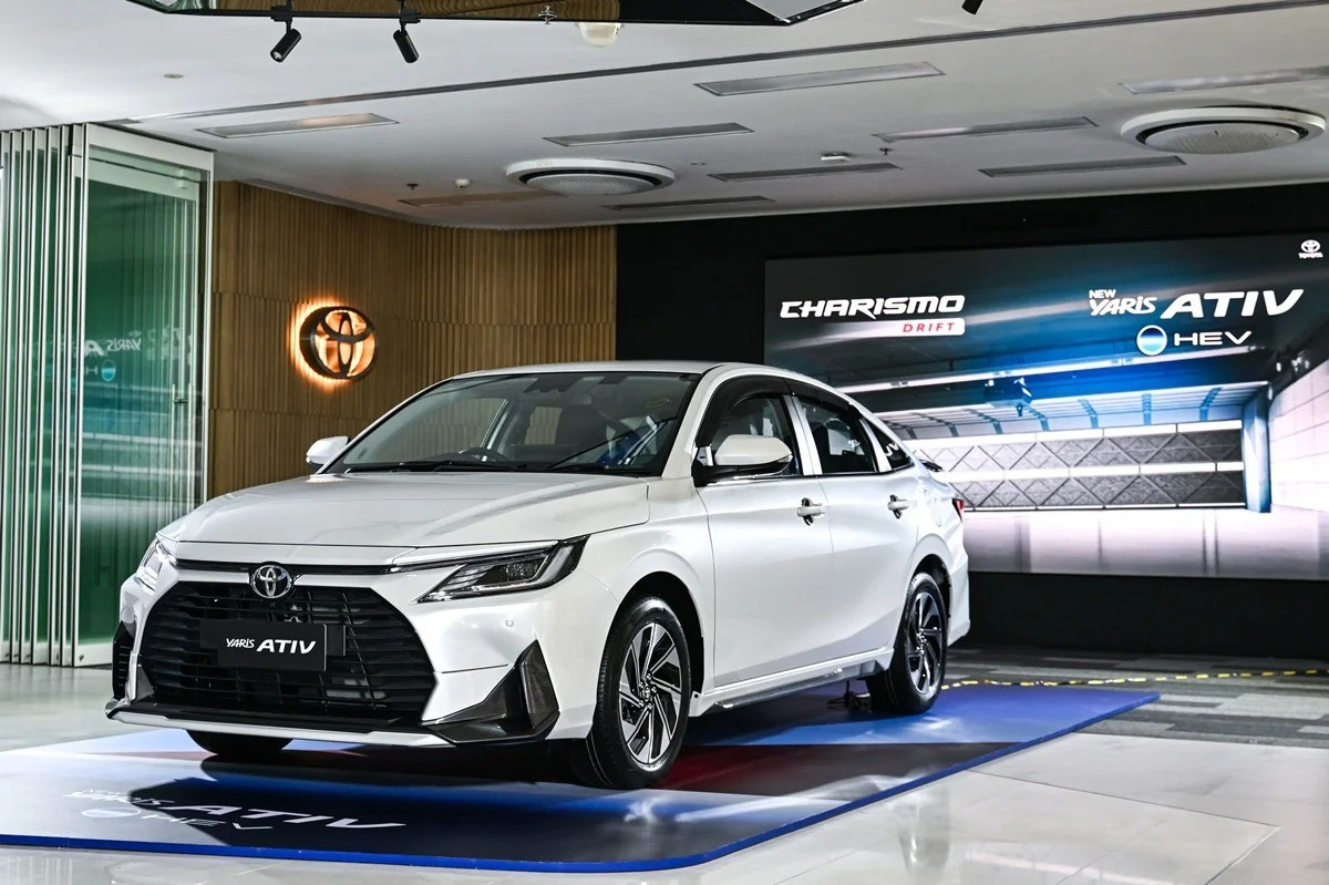 Các màu bạc, xám, đen, trắng ngọc trai và đỏ của bản Premium.