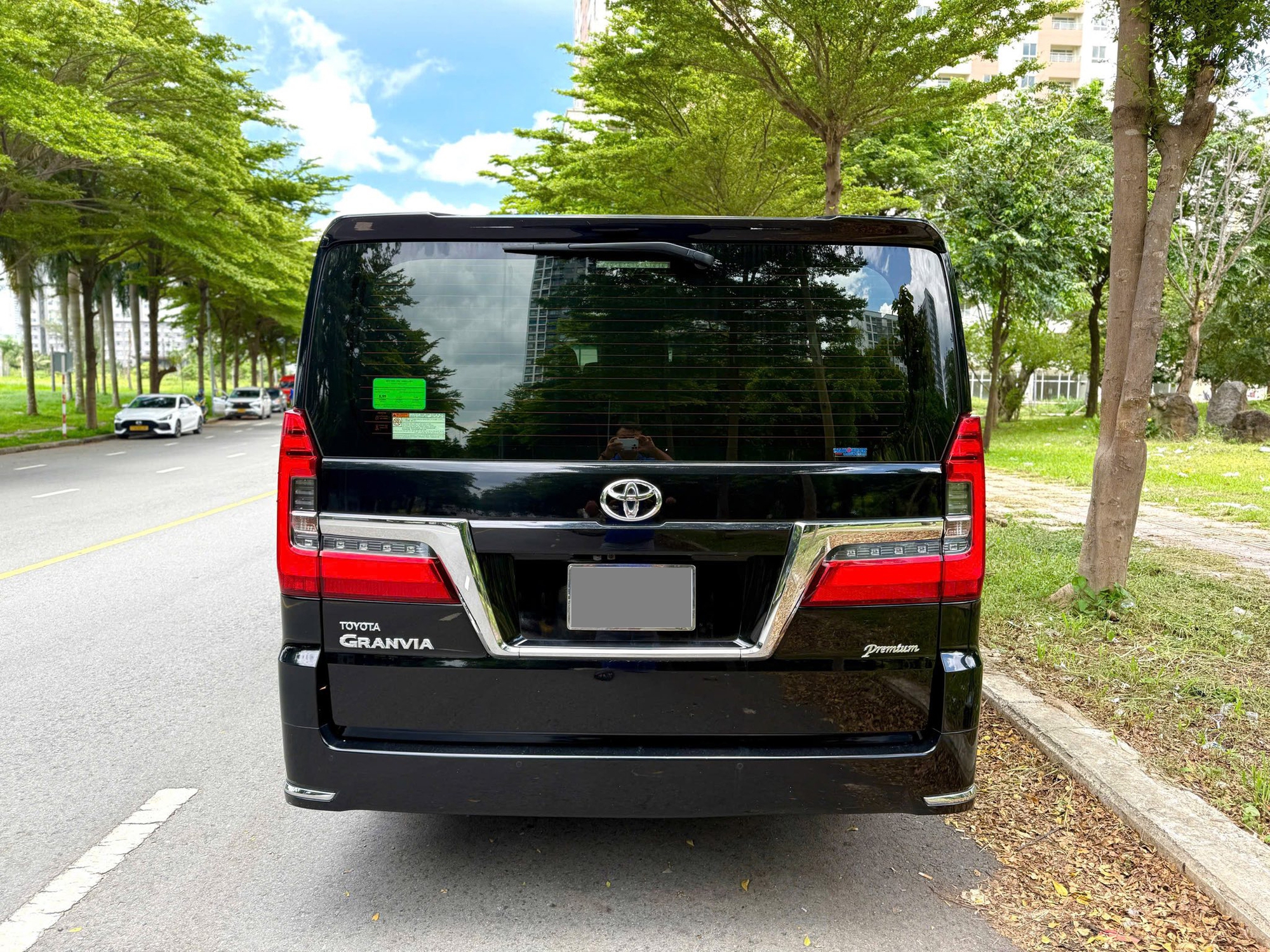Ghế lái chỉnh điện đa hướng trên Toyota Granvia