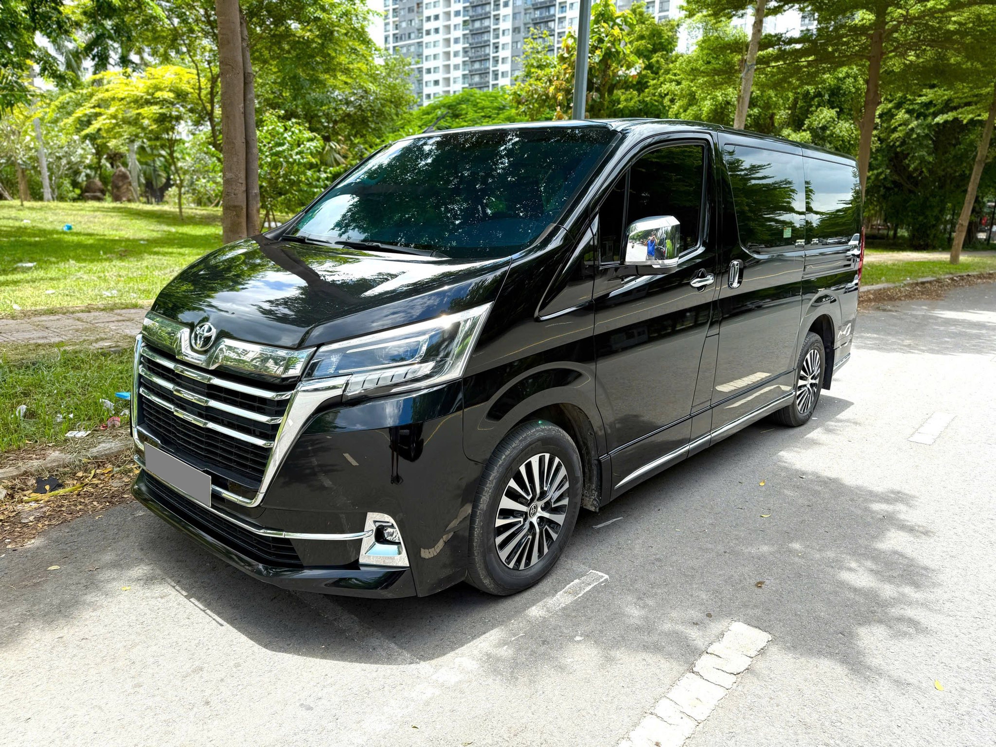 Góc nhìn tổng thể bên ngoài xe Toyota Granvia
