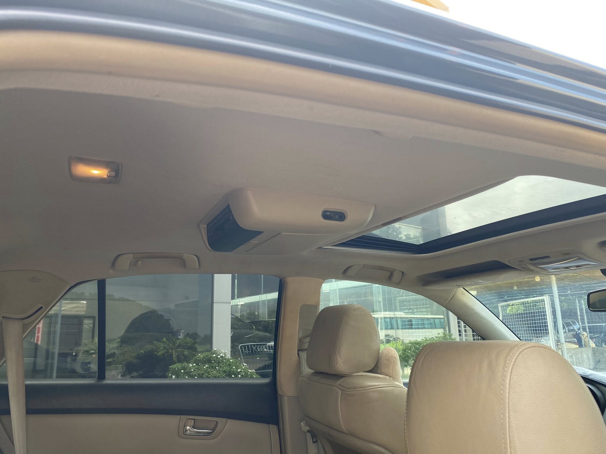 Chi tiết ghế và cửa sổ trời