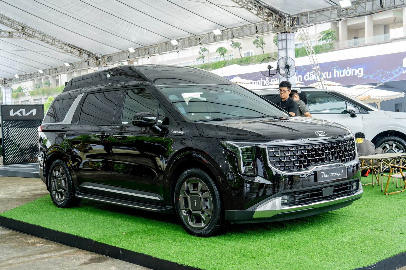 Kia Carnival Hi Limousine tăng không gian cabin và nâng cấp nội thất