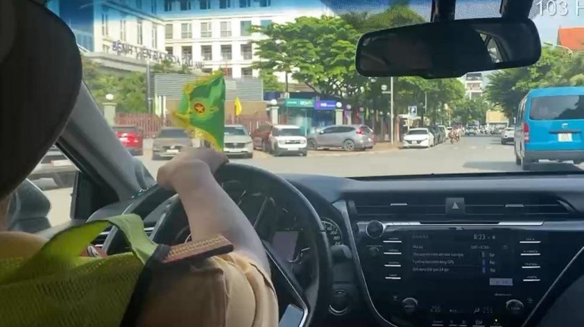 CSGT hú còi mở đường trên cao tốc