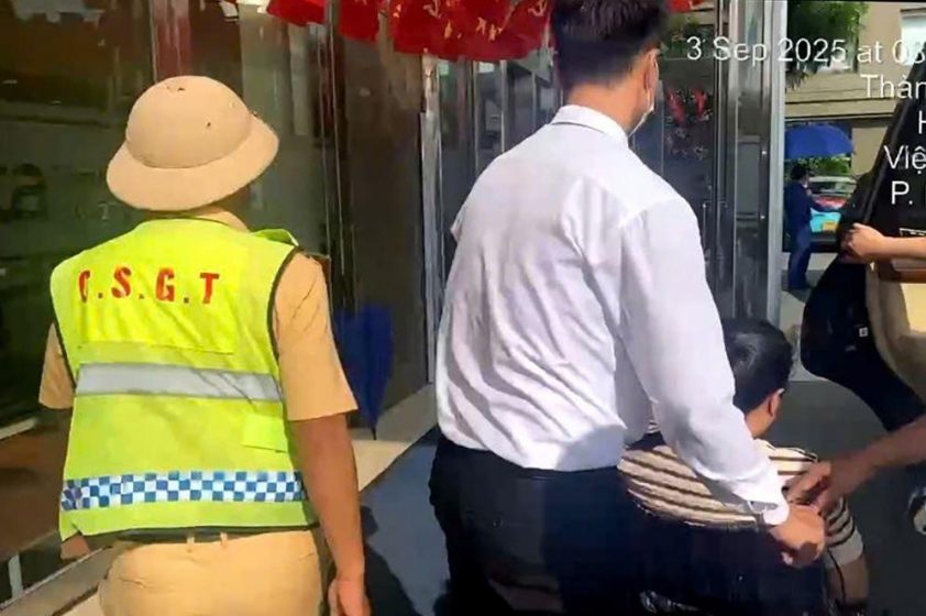 Xe chuyên dụng hú còi mở đường giữa dòng phương tiện