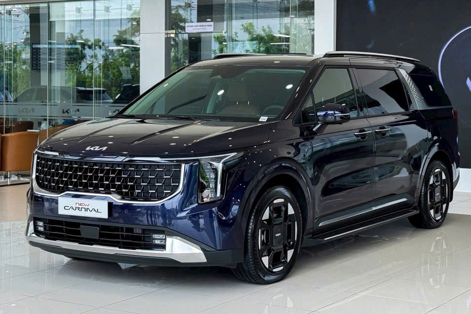 Kia Carnival Hybrid màu trắng ngà