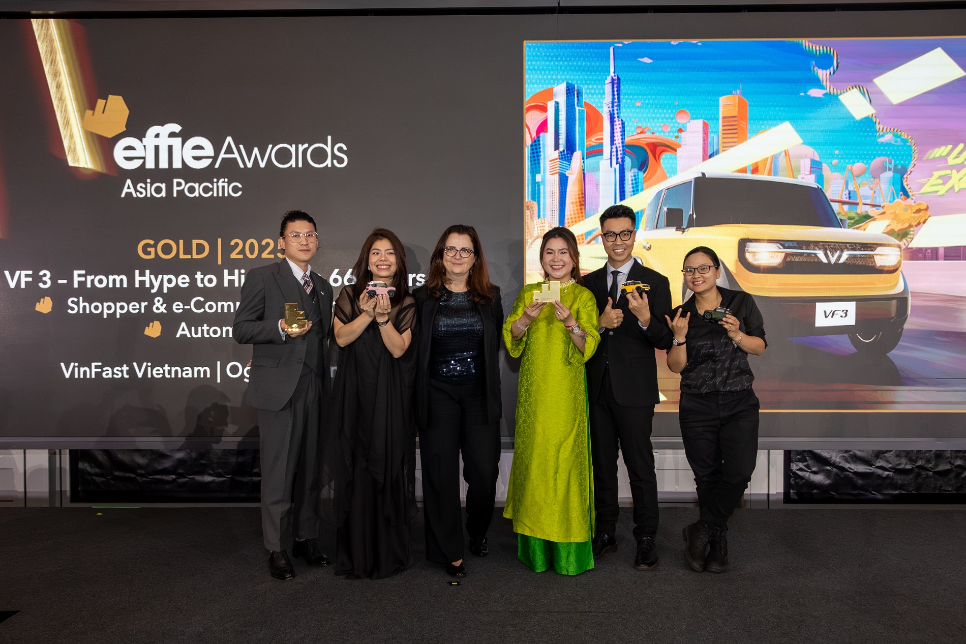 Đại diện nhận giải thưởng Effie APAC cho chiến dịch marketing xuất sắc