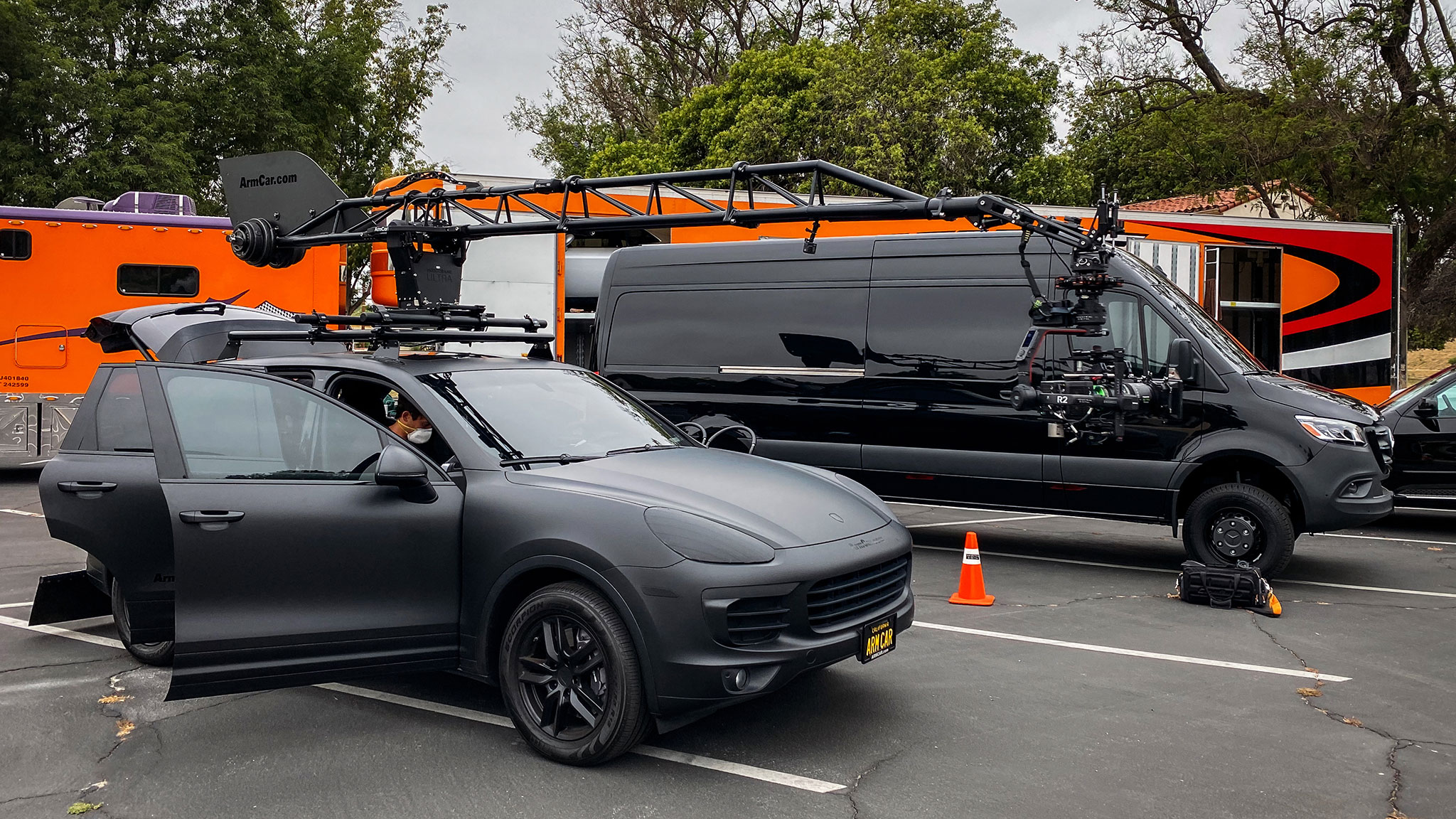 Porsche Cayenne gắn cần cẩu camera tại phim trường Fast & Furious 9