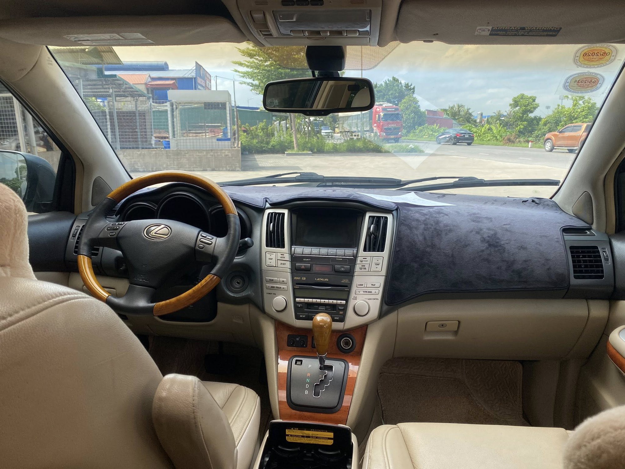 Bảng điều khiển và ghế ngồi trong cabin