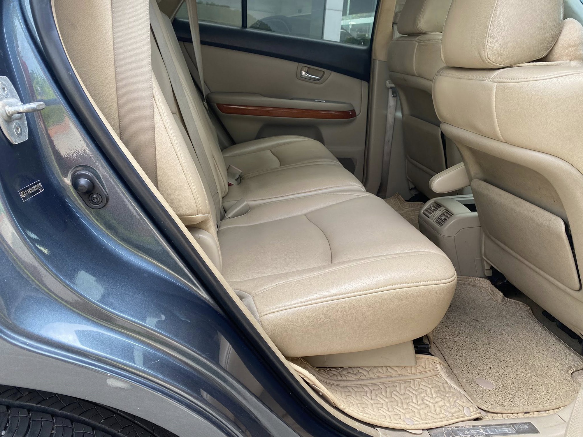 Đồng hồ và bảng điều khiển trung tâm