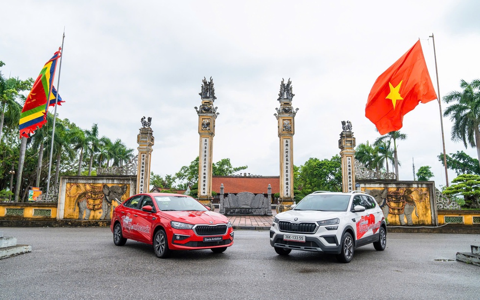 Đoàn xe di chuyển trong hành trình