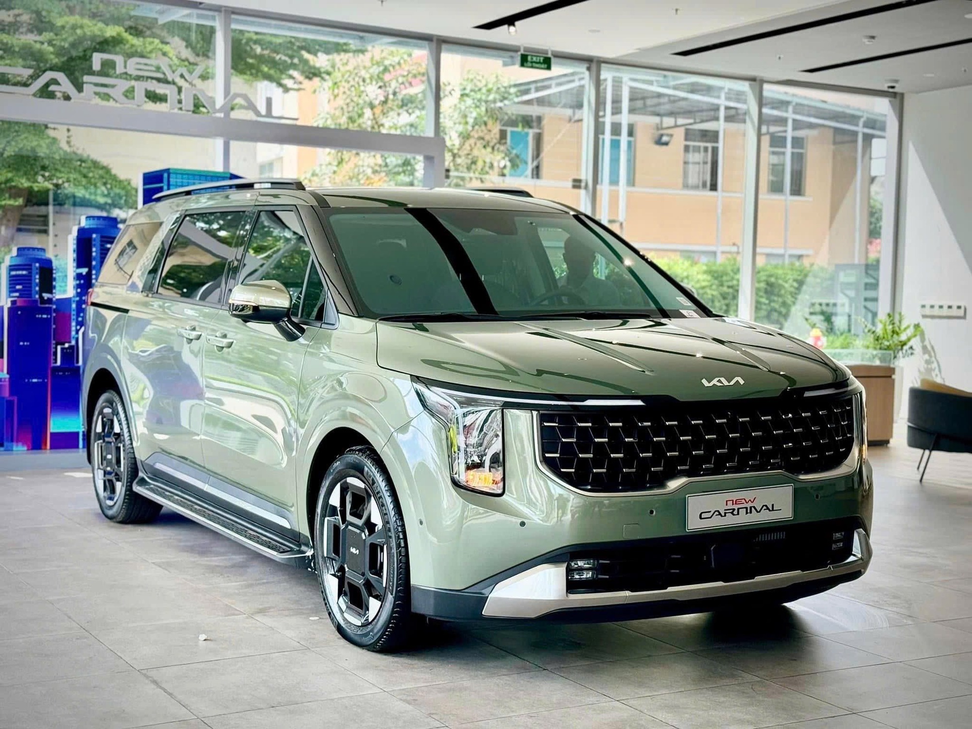 Kia Carnival màu đen bóng