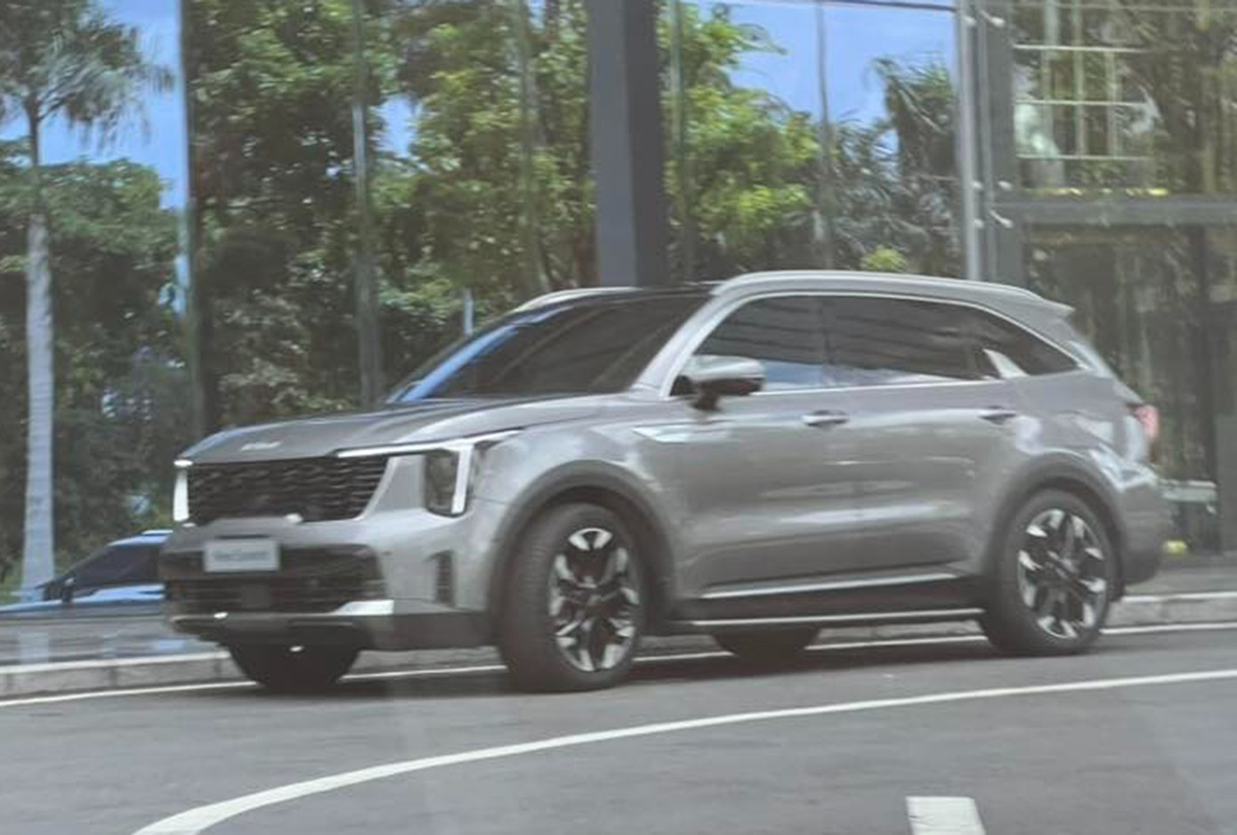 Kia Sorento New Sorento màu xám lộ diện tại TP.HCM
