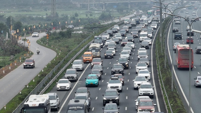 Tài xế xe tải lưu thông trên cao tốc