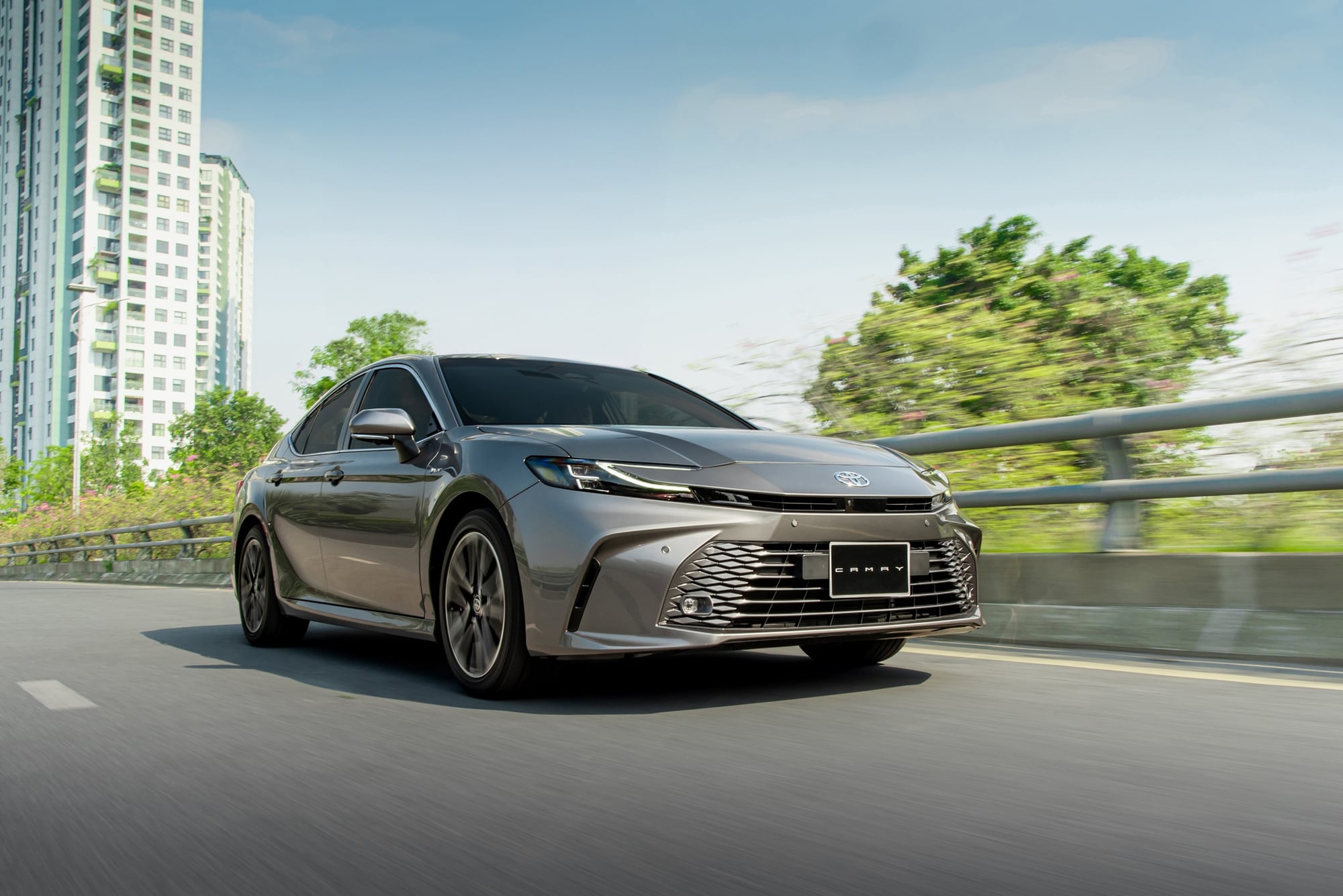 Toyota Camry HEV màu trắng