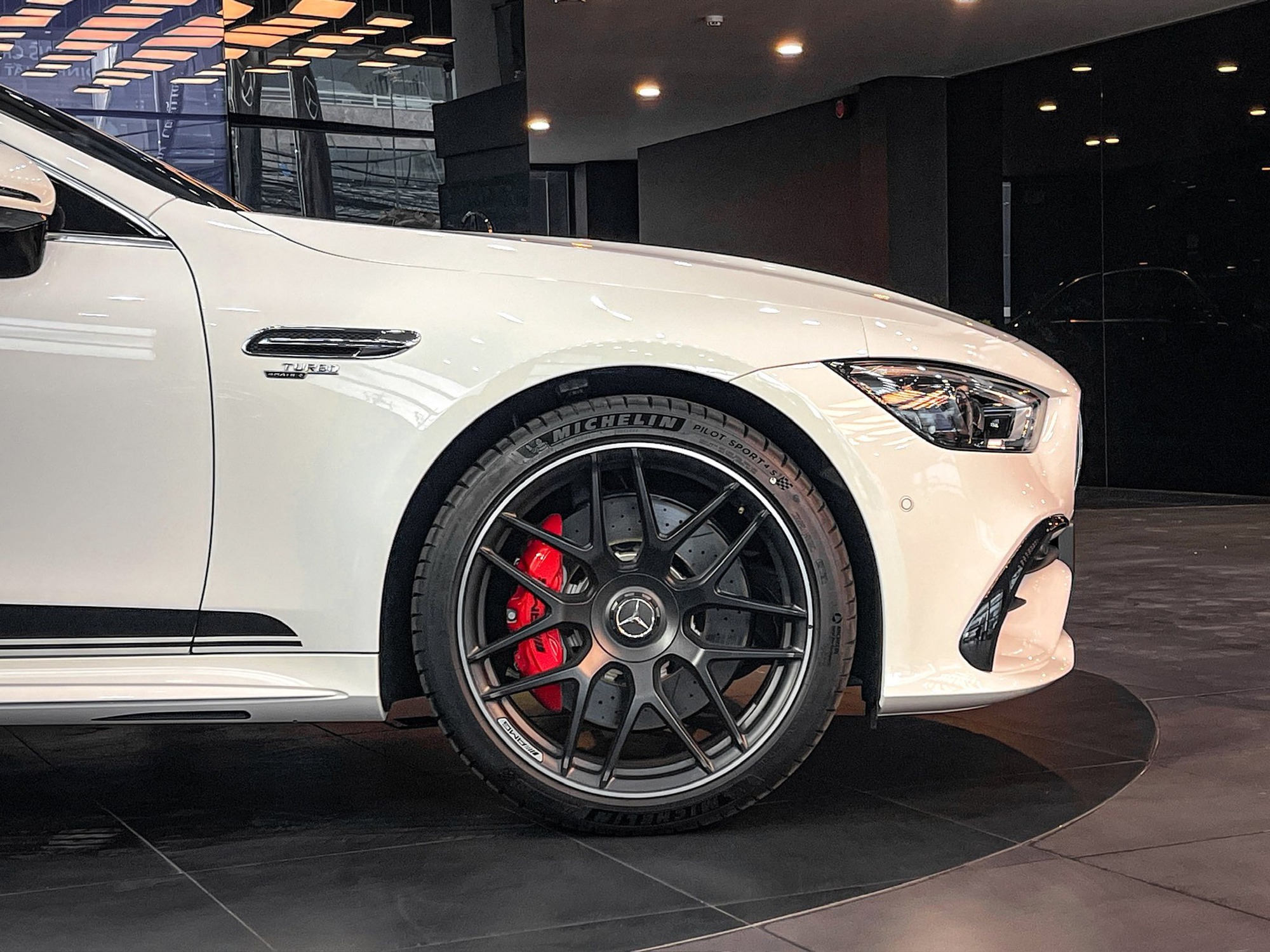 Các chi tiết thiết kế đặc trưng trên AMG GT 53