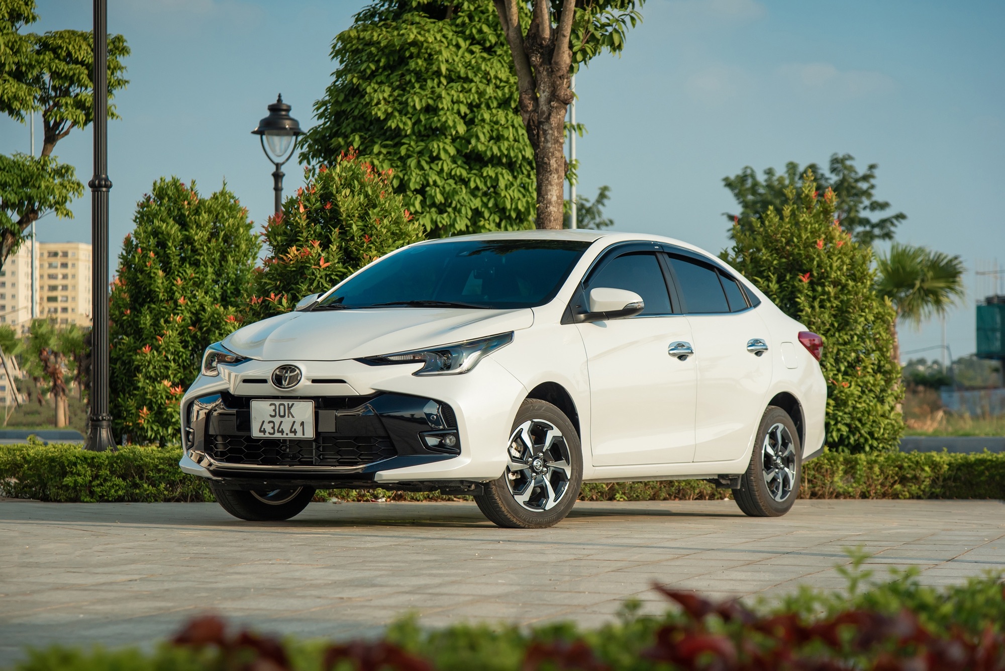 Hai mẫu sedan Toyota Vios và Hyundai Accent bên cạnh nhau