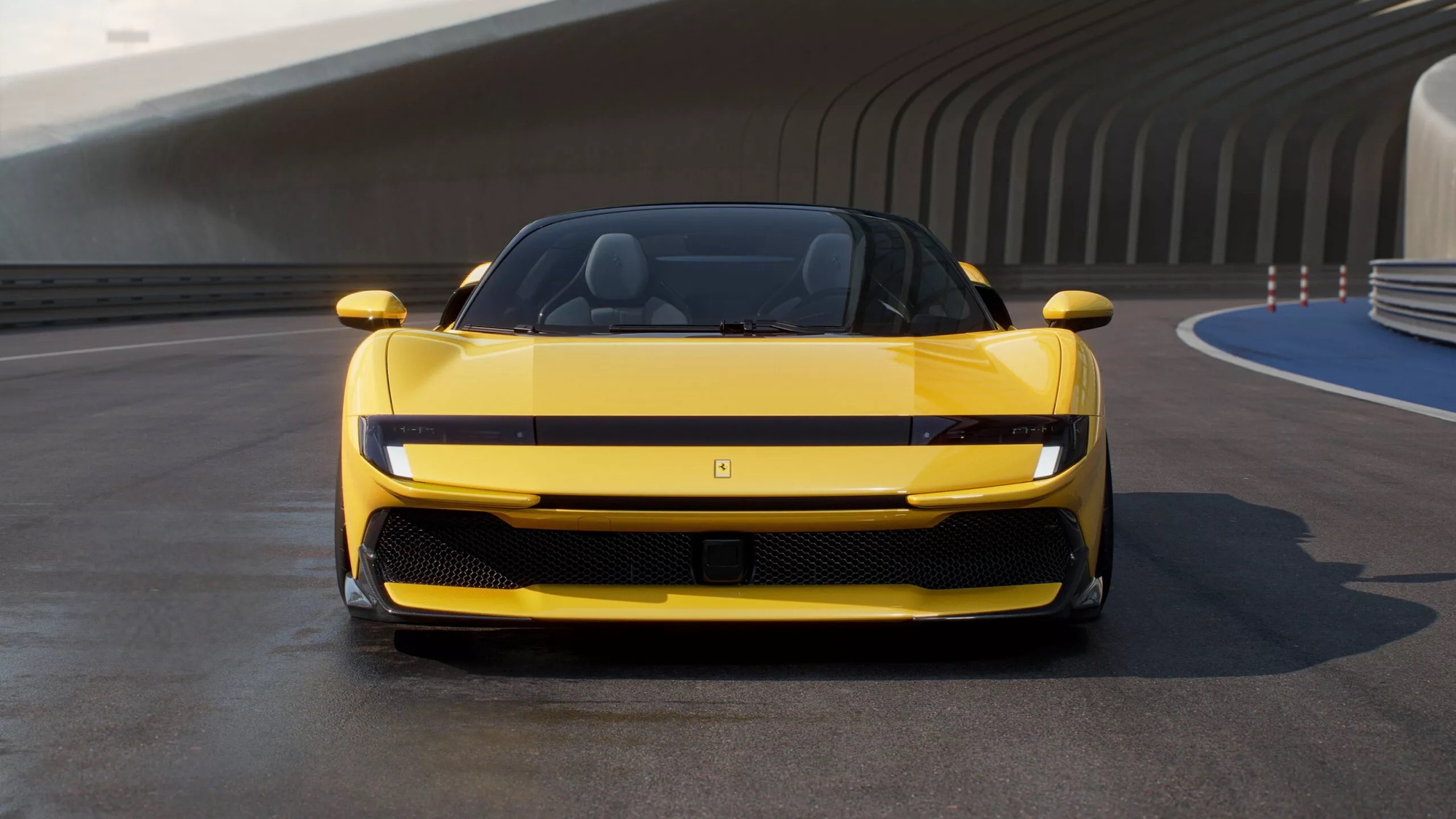 Đại gia Hoàng Kim Khánh bên siêu xe Ferrari mới