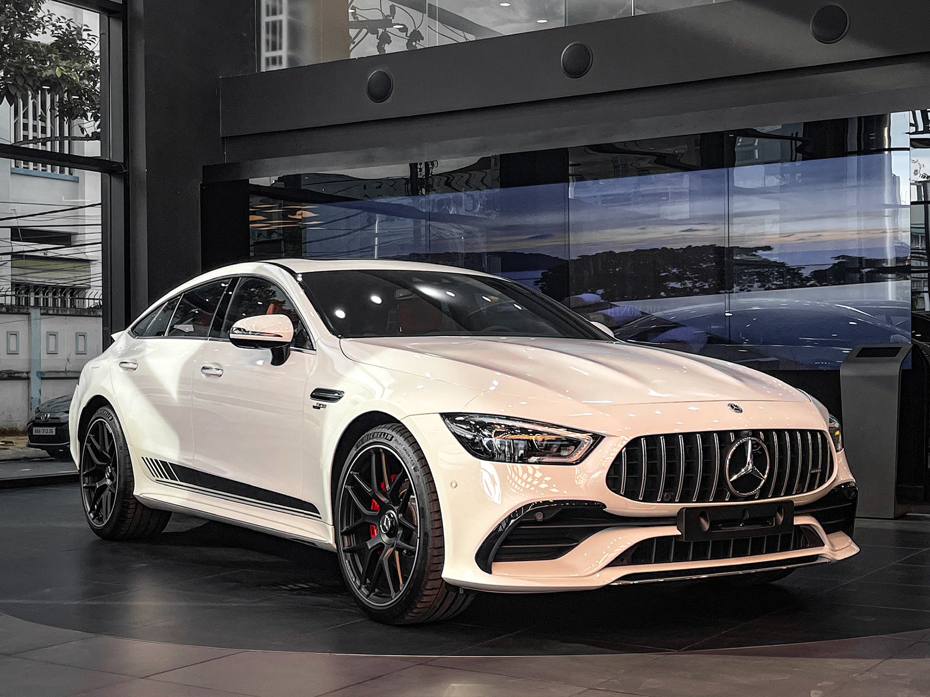 Mercedes-AMG GT 53 4Matic+ chính hãng được giảm giá gần 3 tỷ đồng.