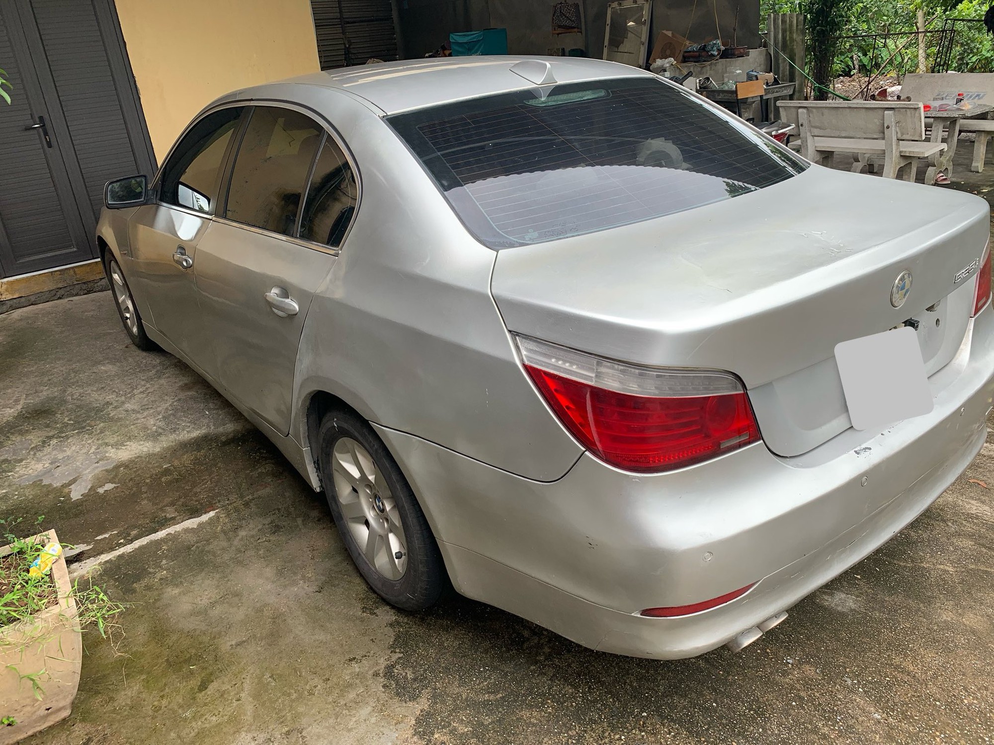 Nắp cốp bị ố vàng, cản trước tróc sơn