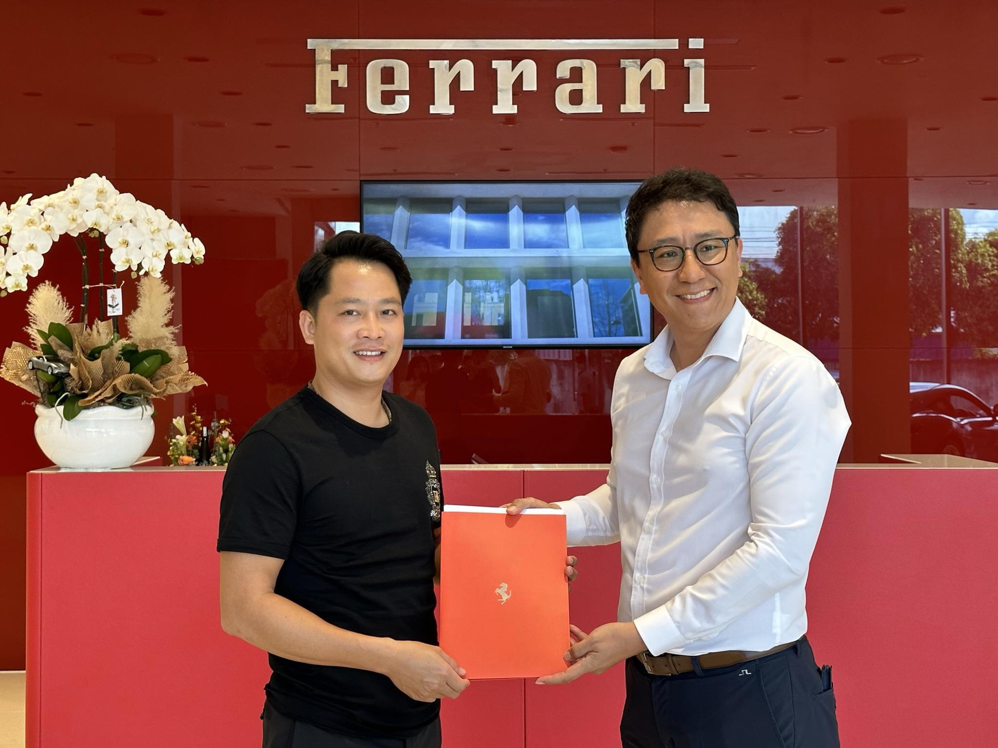 Cuộc gặp giữa đại gia và CEO Ferrari Việt Nam