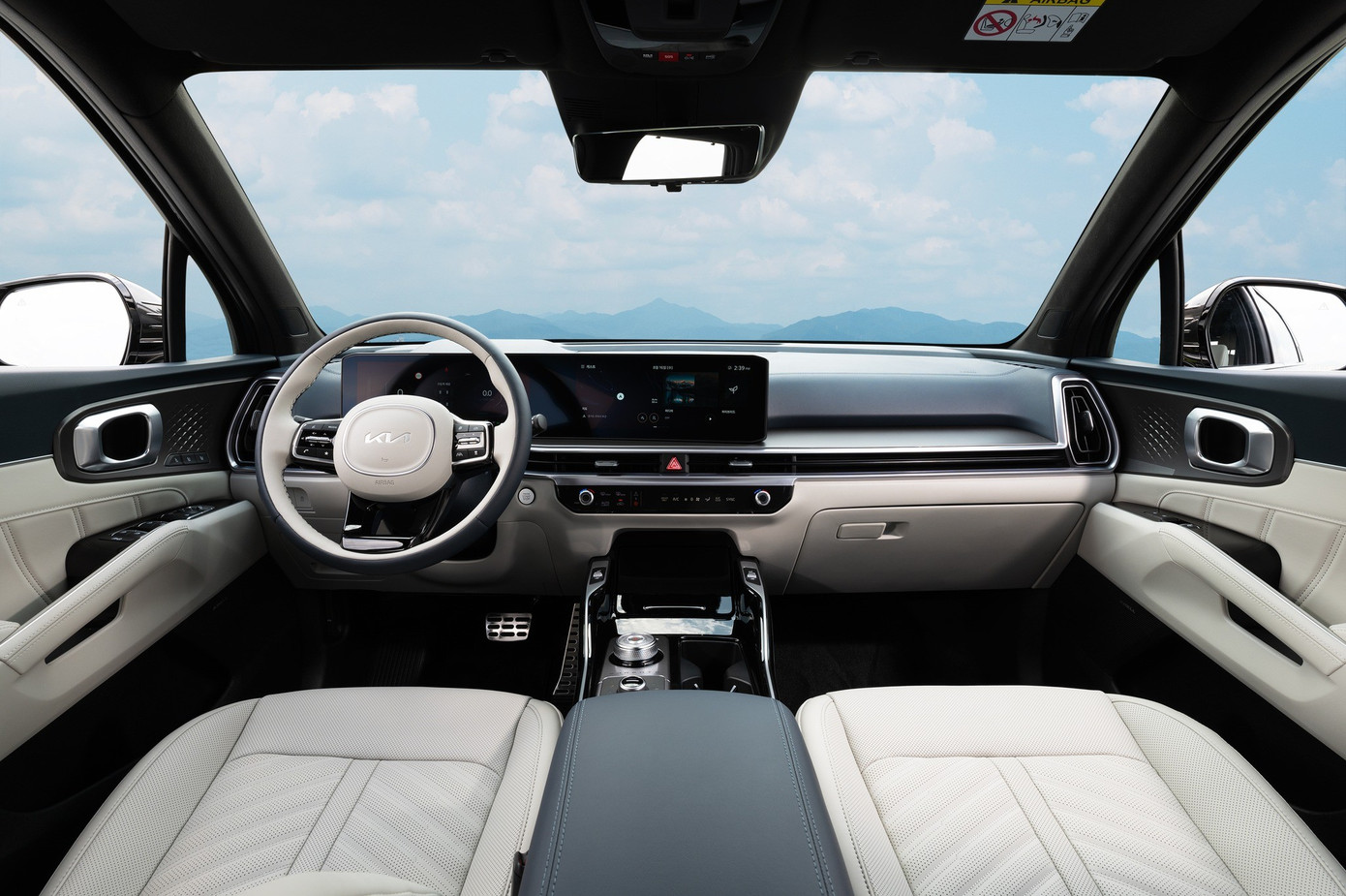 Khoang lái Kia Sorento facelift với màn hình cong phía sau vô-lăng
