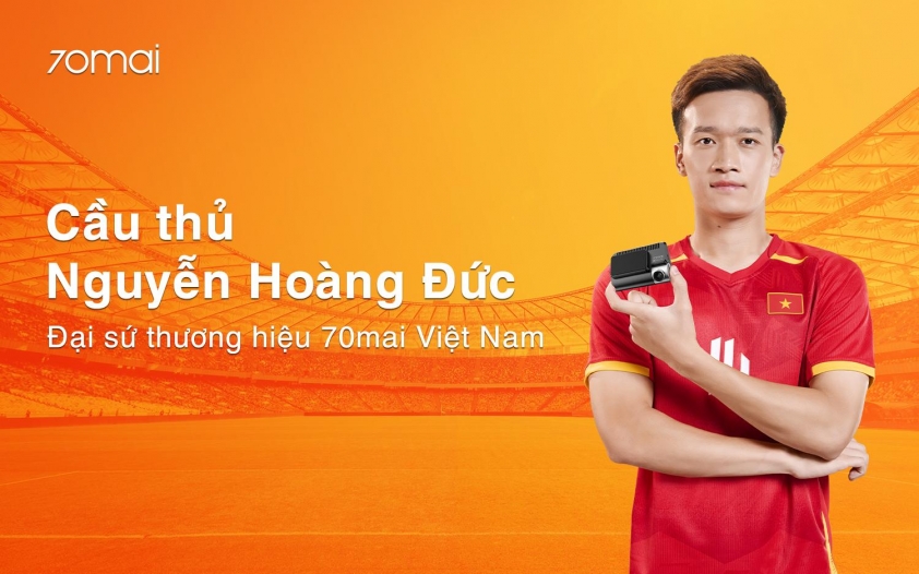 Cầu thủ Nguyễn Hoàng Đức cùng logo 70mai