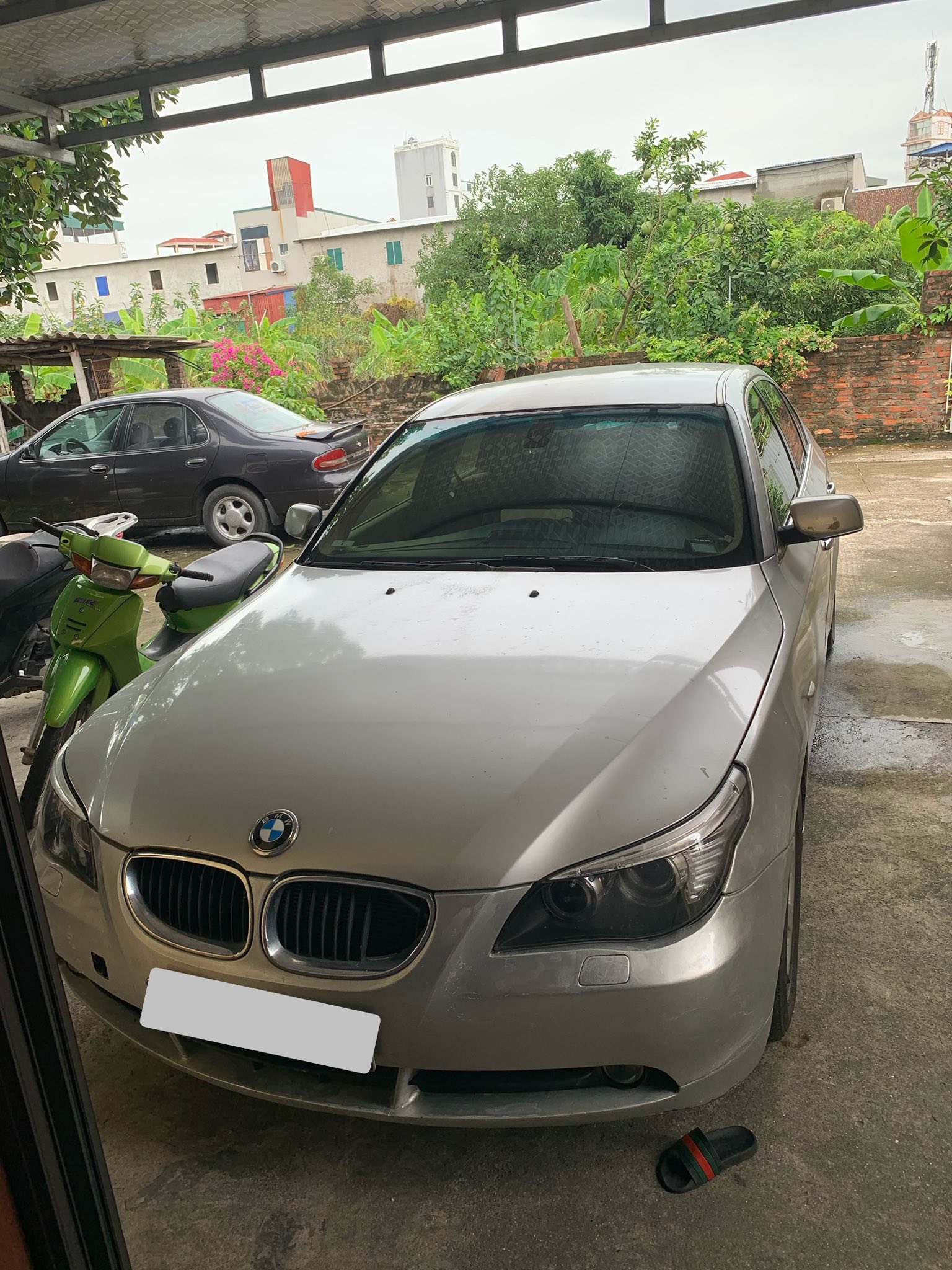 Ngoại thất BMW với nhiều vết xước và xuống cấp