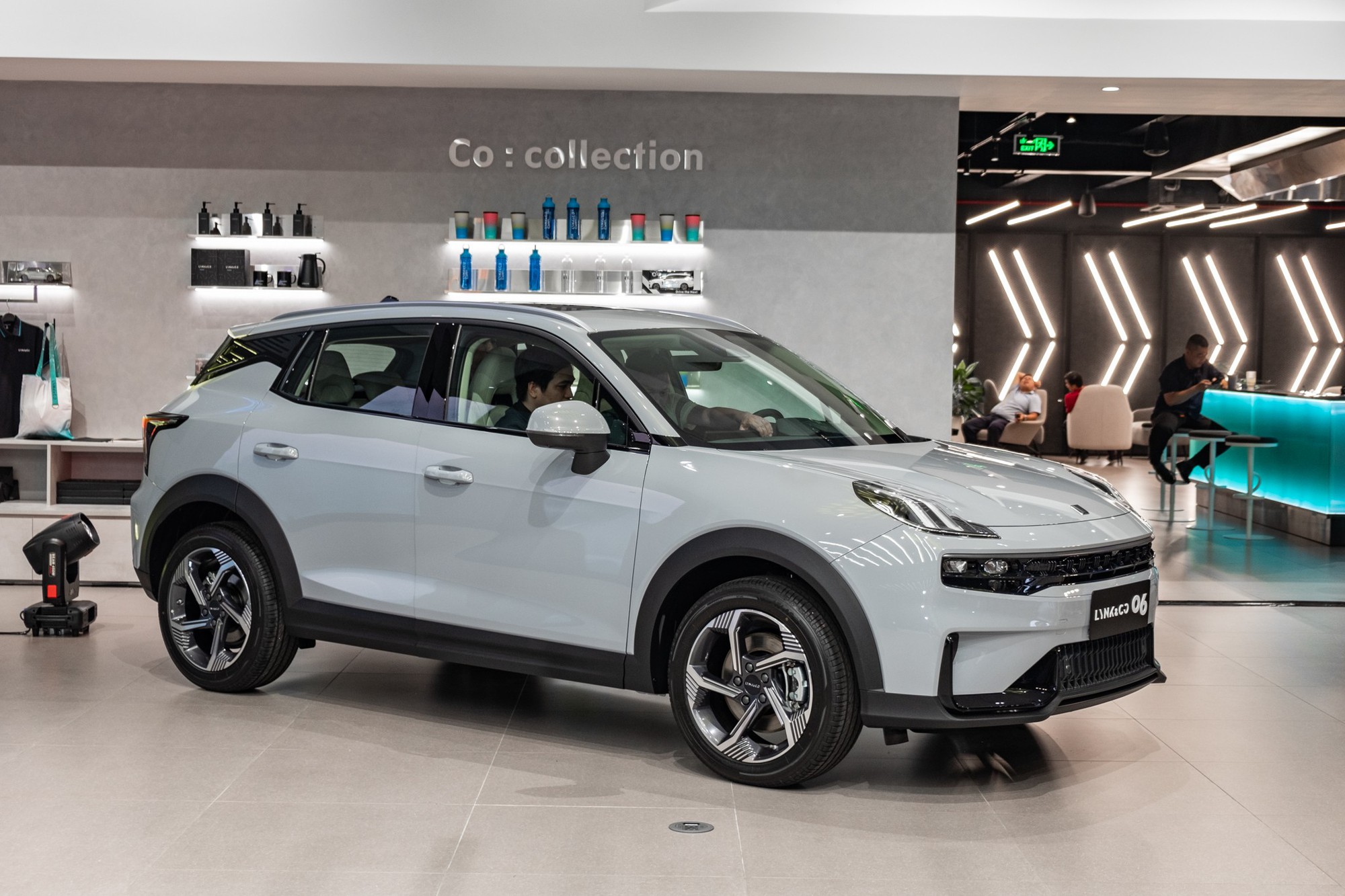 Mẫu xe Lynk & Co 06 màu trắng