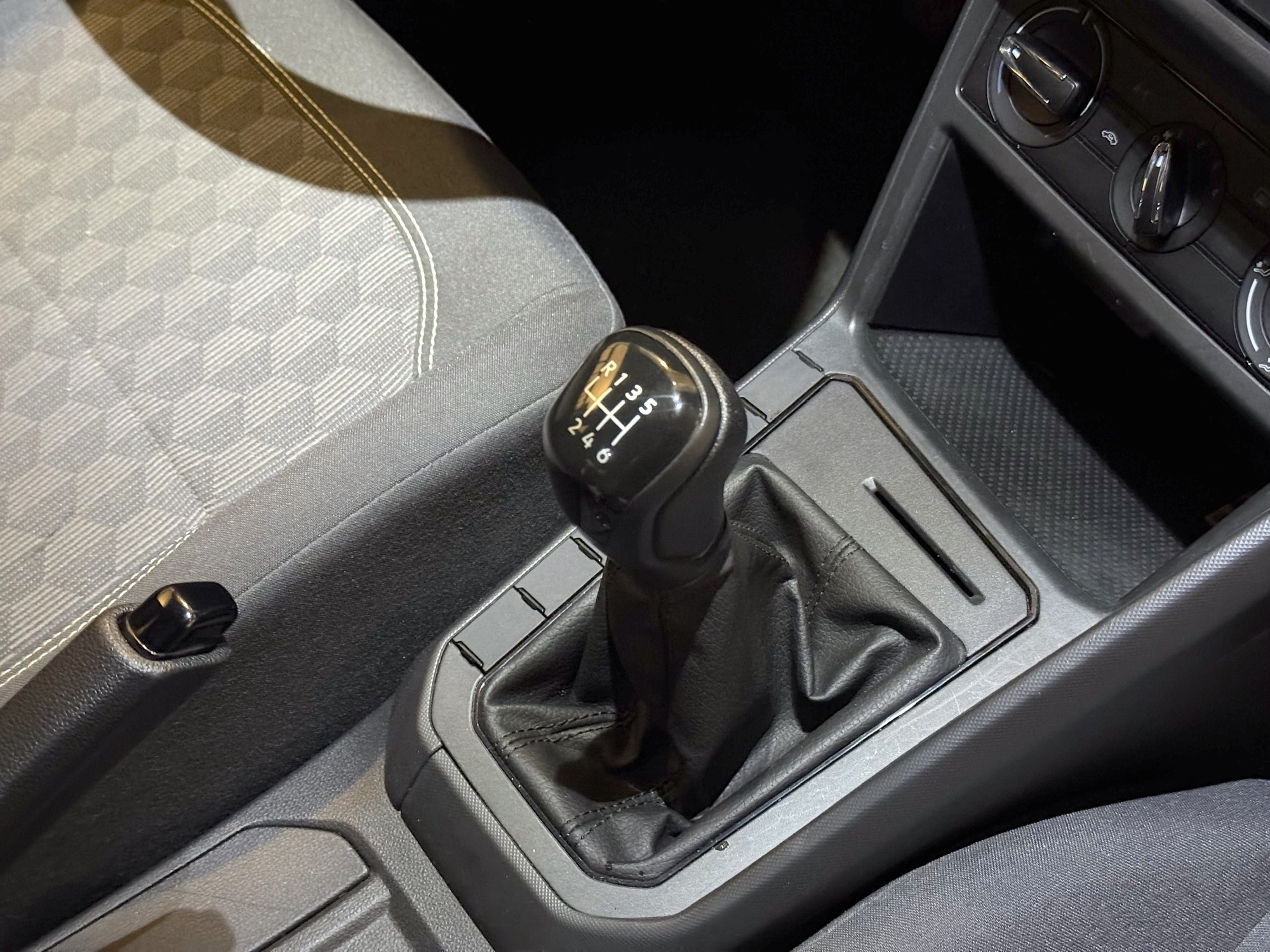 Góc nhìn thân xe Slavia Thân xe Skoda Slavia bản mới