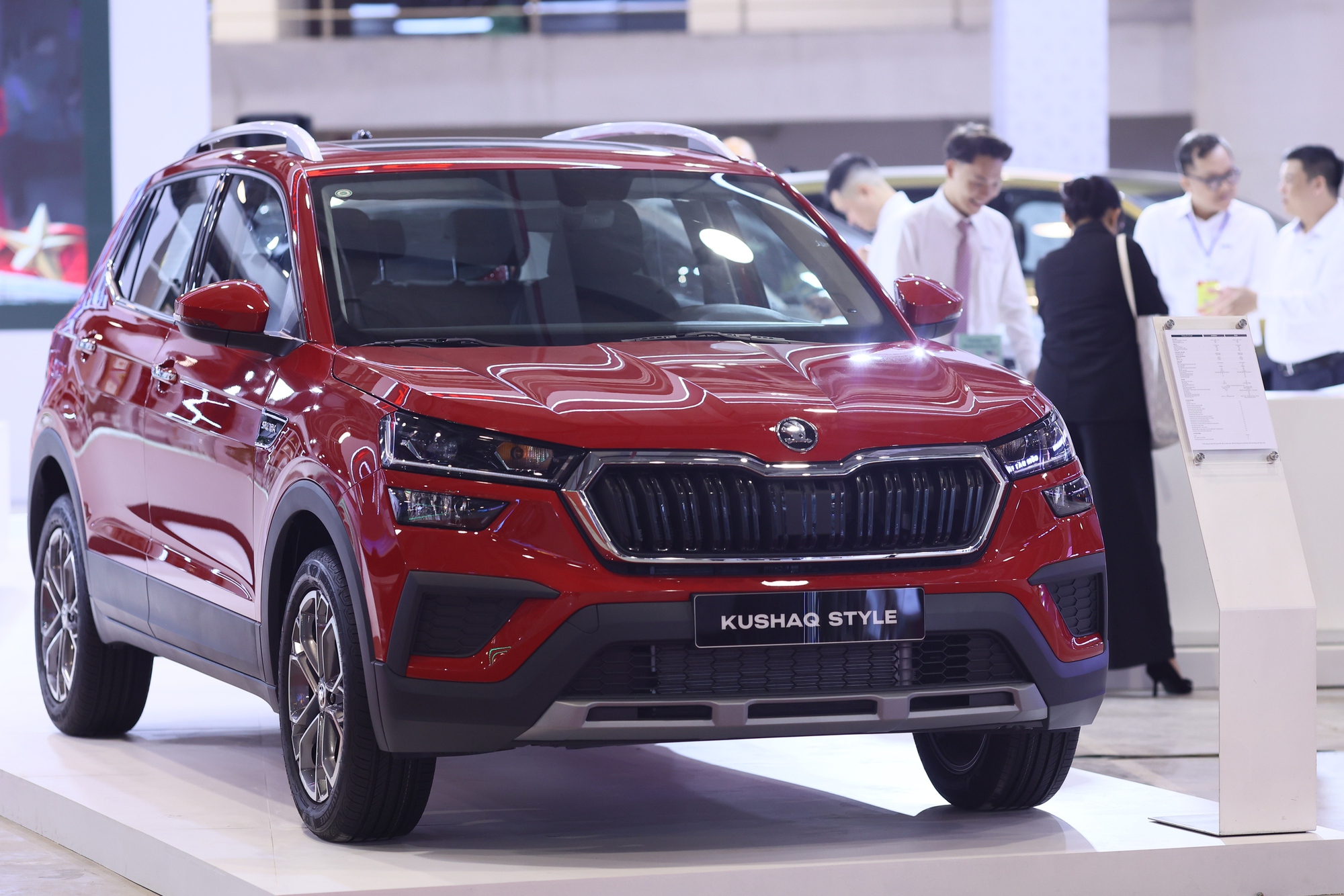 Xe Kushaq màu đỏ nổi bật trong không gian Triển lãm